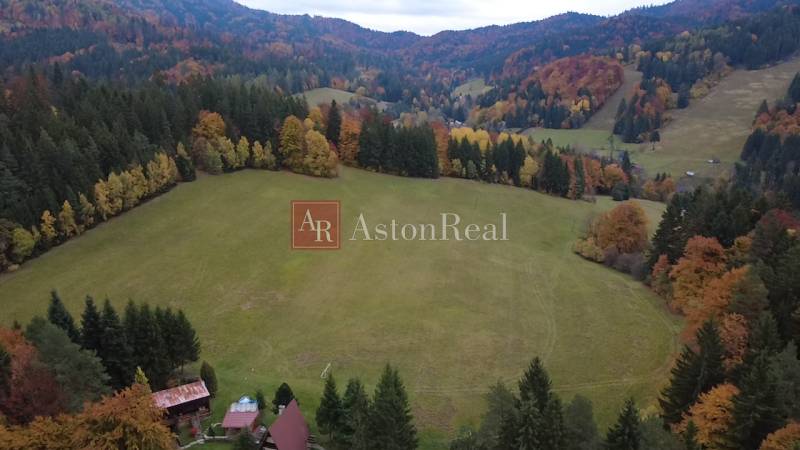 Herbstlandschaft mit bunten Blättern in den Erholungsgebieten in Čertov, Lazy pod Makytou.