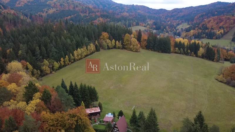 Herbstlicher Ausblick auf die Erholungsgrundstücke bei der Gemeinde Lazy pod Makytou, Teil Čertov.