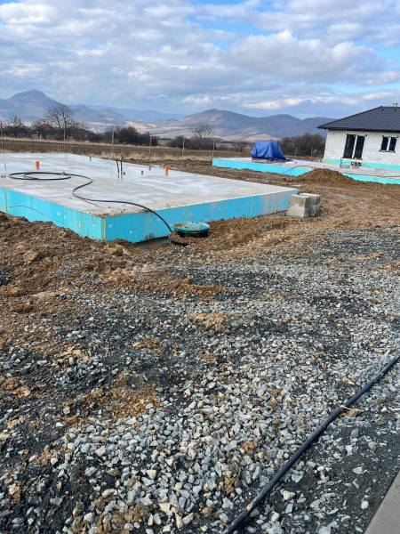 Das Gebäude in der Straße Vyšná Šebastová zeigt die Fundamente eines Einfamilienhauses in einer malerischen Umgebung.