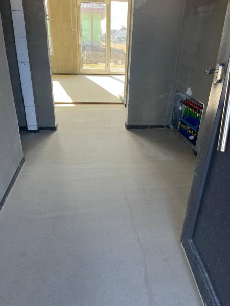 Der Flur im Einfamilienhaus mit Fußbodenheizung, der Blick geht auf die Straße Vyšná Šebastová.