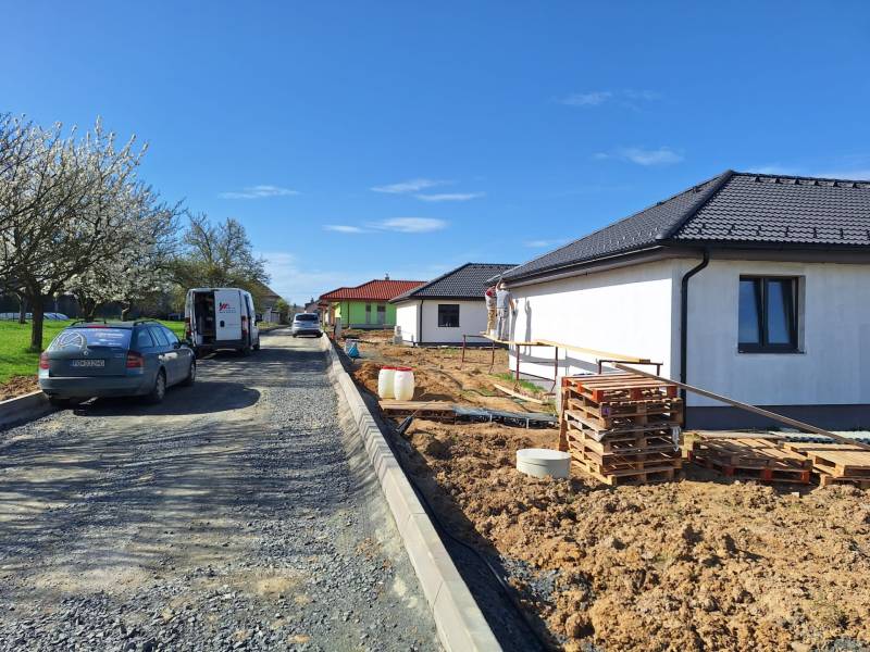 Der Bau von Einfamilienhäusern in Vyšná Šebastová, Prešov. Die Arbeiten finden entlang der Straße statt.