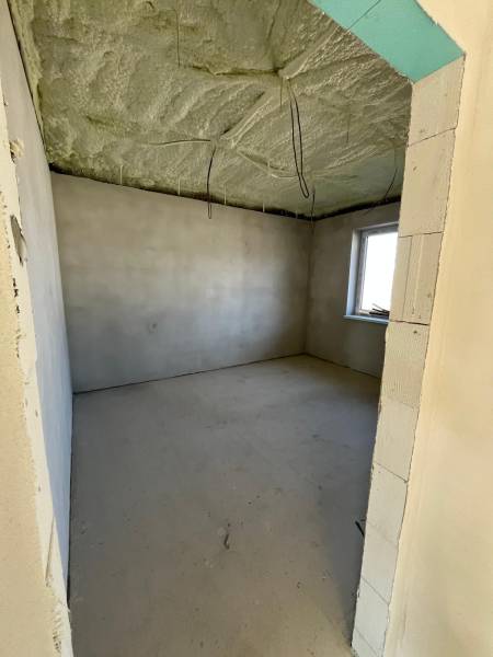 Ein Raum im Bau mit Fenster, wärmeisolierte Decke, im Einfamilienhaus Vyšná Šebastová.