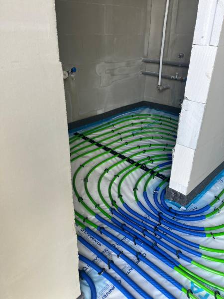 Fußbodenheizung in einem Einfamilienhaus in der Straße Vyšná Šebastová, Installation der Leitungen im Innenbereich.