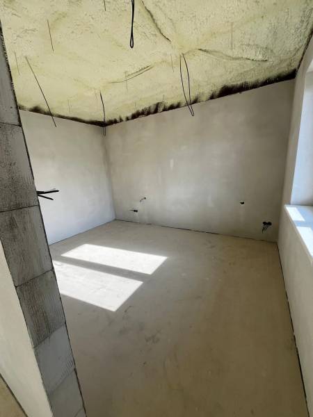 Isolierte Decke in einem Einfamilienhaus in der Straße Vyšná Šebastová. Helles Zimmer mit großem Fenster.