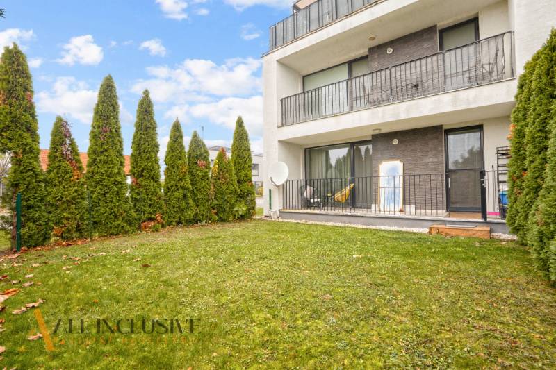 Garten bei einer 3-Zimmer-Wohnung in Dunajská Streda mit Terrasse und Hecke.