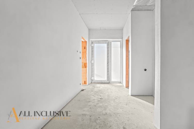 Ein heller Flur in einem Einfamilienhaus mit zwei offenen Türen und mattem Glas.