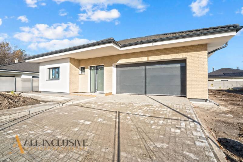 Einfamilienhaus in der Florida Villa Park Straße in Dunajská Streda mit großer Doppelgarage.