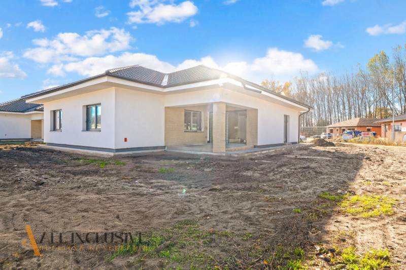 Einfamilienhaus in der Florida Villa Park Straße in Dunajská Streda mit einem Rasenstück.