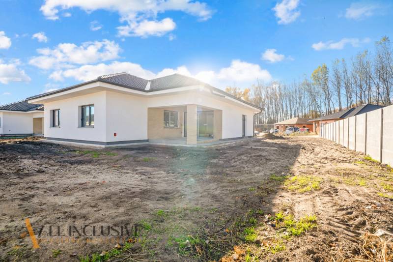 Einfamilienhaus in der Florida Villa Park Straße in Dunajská Streda mit geräumigem Außenbereich.