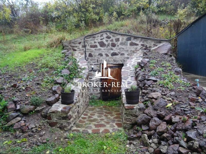 Steiniger Keller im Garten eines Einfamilienhauses in der Stadt FONY.