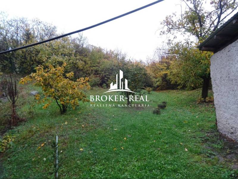 Ein Einfamilienhaus in der Gemeinde Fony mit einem Rasen im Garten und einer umliegenden Waldlandschaft.