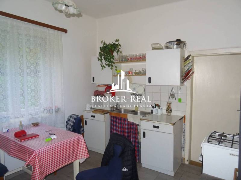 Küche in einem Einfamilienhaus mit klassischer Einrichtung, Vorhänge, weiße Küchenmöbel.