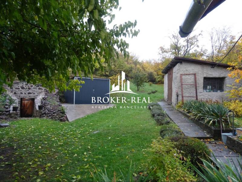 Ein Einfamilienhaus in der Gemeinde Fony mit einem Hof, Rasen und einer Umgebung voller Grün.