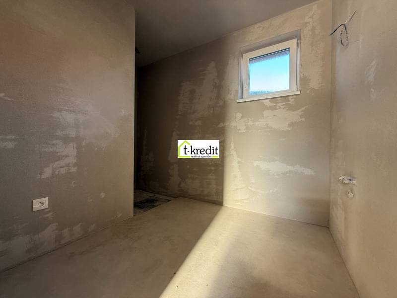 Leere Wände, Fenster und Steckdose im Inneren eines Einfamilienhauses; bereit für weitere Anpassungen.