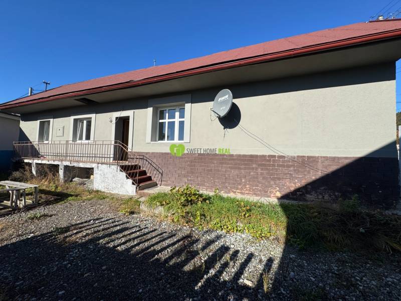 Ein Einfamilienhaus in der Varovecká-Straße in Družstevná pri Hornáde mit angrenzendem Garten.