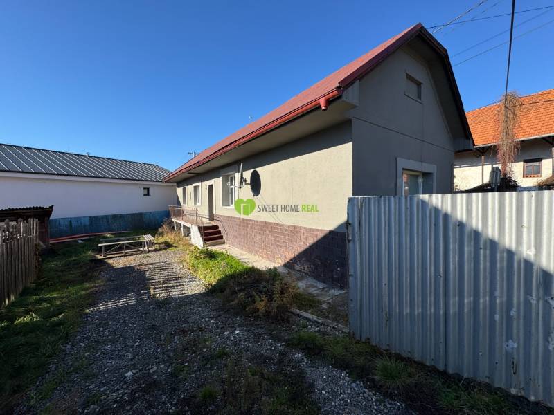 Einfamilienhaus in der Varovecká-Straße in Družstevná pri Hornáde mit Hof und Tor.
