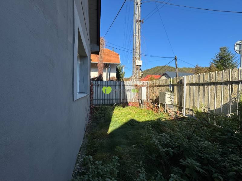 Einfamilienhaus in der Varovecká-Straße in Družstevná pri Hornáde, Garten mit Umzäunung.