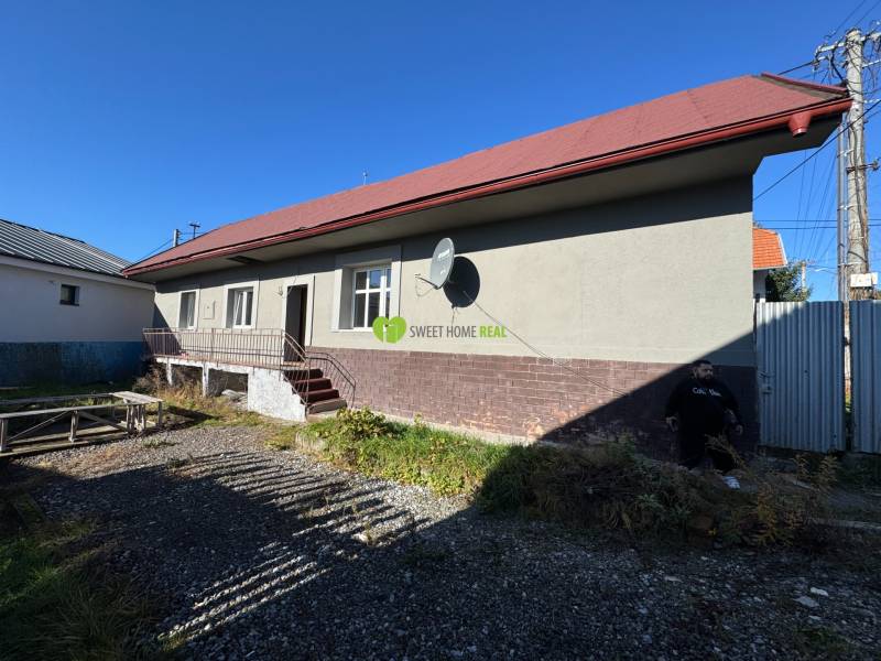 Einfamilienhaus in der Varovecká-Straße in Družstevná pri Hornáde mit angrenzendem Hof.