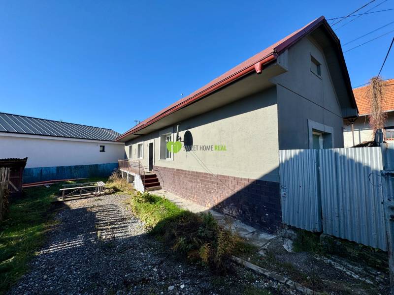 Einfamilienhaus in der Varovecká-Straße in Družstevná pri Hornáde mit Hof und Nebengebäude.