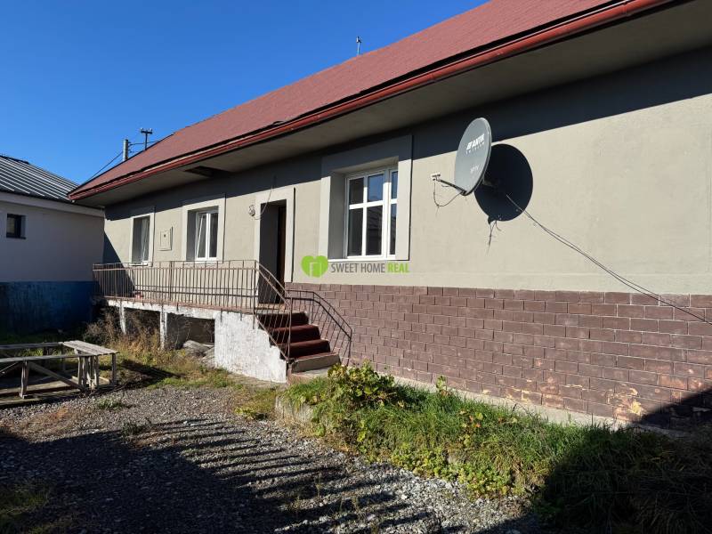 Einfamilienhaus in der Varovecká-Straße in Družstevná pri Hornáde mit Satellitenschüssel.