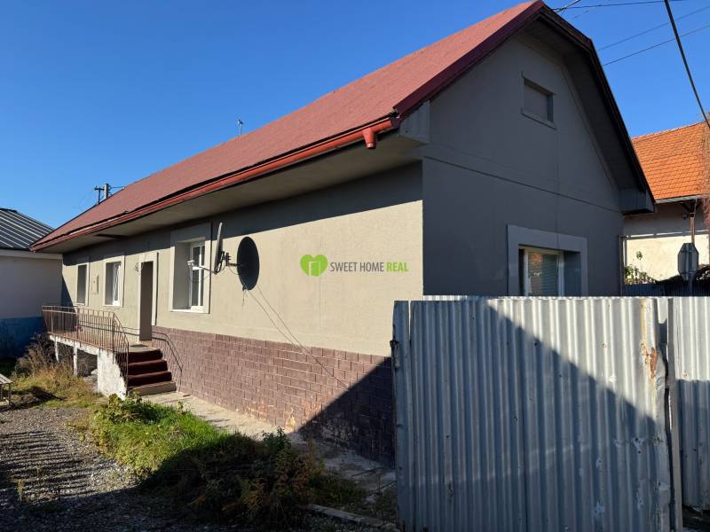 Einfamilienhaus in der Varovecká-Straße in Družstevná pri Hornáde mit rotem Blechdach.