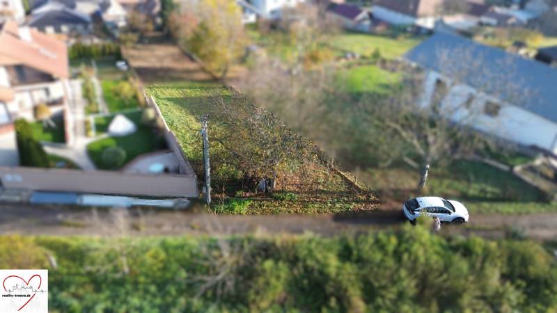 Grundstücke - Wohnen in der M.H. Chvotekova-Straße in Dolná Krupá, mit Grünflächen und geparktem Auto.