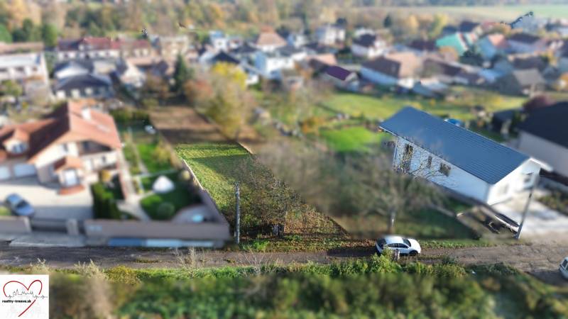 Luftaufnahme des Wohnbaugrundstücks in der M.H. Chvoteková-Straße in Dolná Krupá.