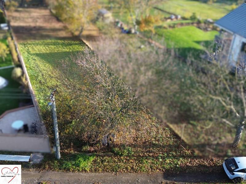 Baugrundstück in Dolná Krupá auf der M.H. Chvoteková, umgeben von Grünflächen und Bäumen.