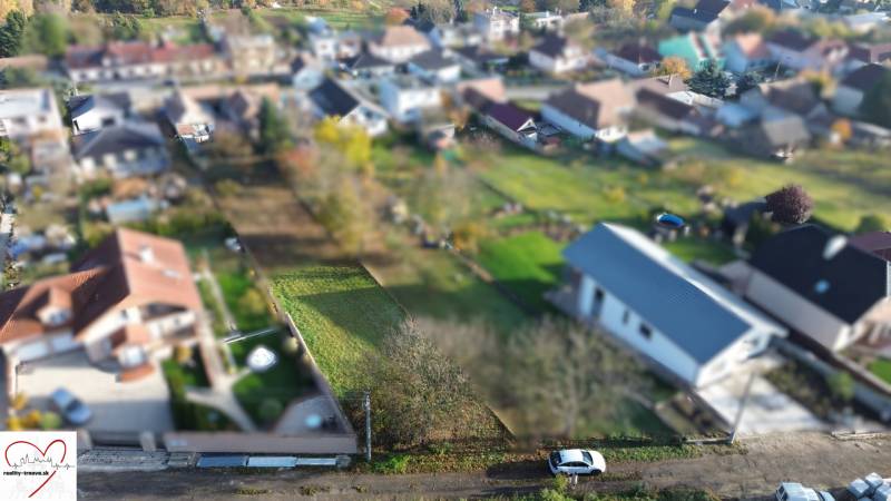 Luftaufnahme von Grundstücken - Wohnen in Dolná Krupá in der M.H. Chvátalová Straße.