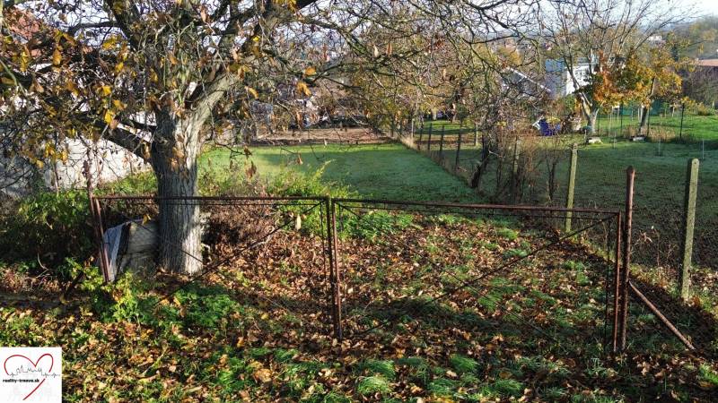Baugrundstück in Dolná Krupá in der M.H. Chvoteková-Straße mit Herbstlaub und Bäumen.