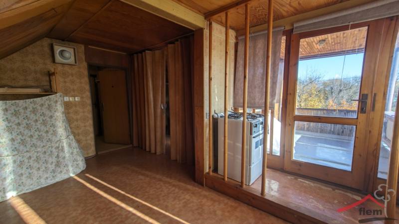 Innenraum eines Einfamilienhauses mit Terrassentüren und Wänden mit Holzdekor.