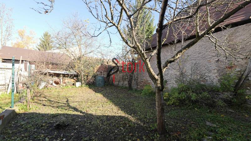 Der Garten des Einfamilienhauses in der Kostolná-Straße in Rajec mit Bäumen und Rasen.