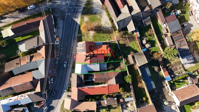 Luftaufnahme eines Einfamilienhauses in der Kostolná-Straße in Rajec mit Hof.