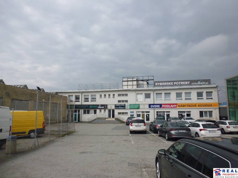 Gewerbeflächen in der Strojnícka-Straße in Prešov mit Parkplatz und Geschäften.