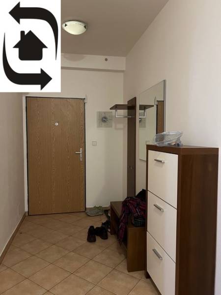 Eingangsflur in einer 3-Zimmer-Wohnung mit Schuhschrank, Kleiderhaken und Spiegel. Boden aus Keramikfliesen.
