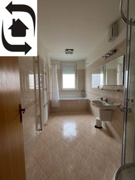 Badezimmer in einer 3-Zimmer-Wohnung mit Badewanne, Glasdusche und hellen Fliesen.