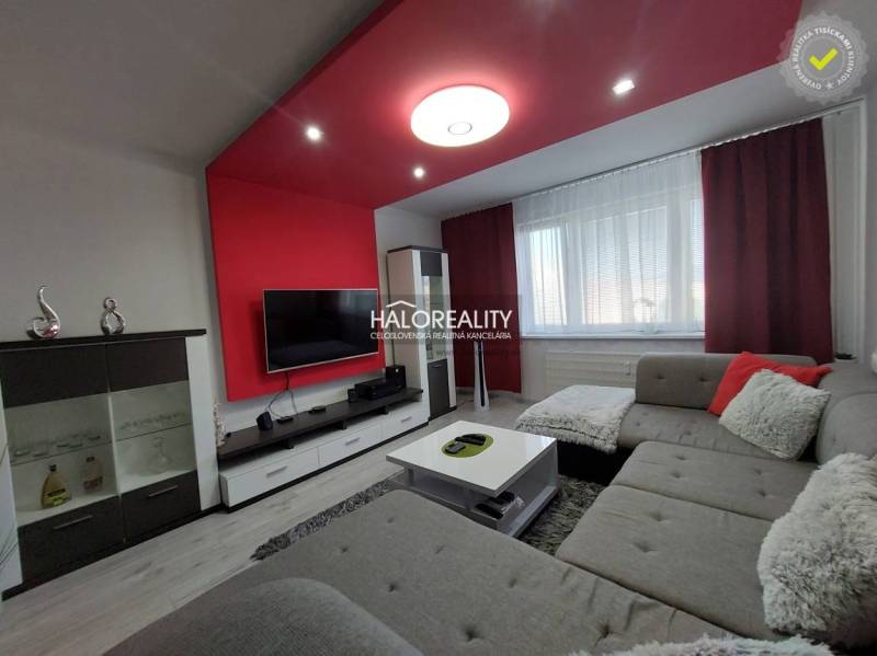 Wohnzimmer in einer 3-Zimmer-Wohnung mit bequemer Sitzgelegenheit und Fernseher.