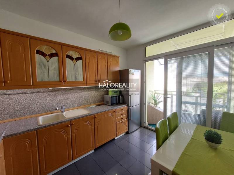 Küche mit Holzküche in einer 3-Zimmer-Wohnung, mit Zugang zum Balkon.