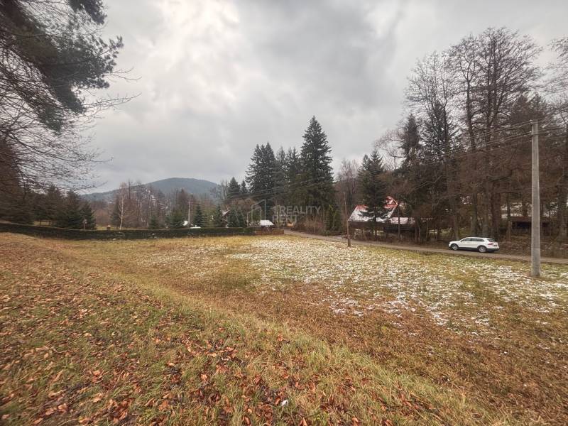 Winterlandschaft mit einem Wiesengrundstück in Makov in der Straße Čierne, geeignet zum Wohnen.
