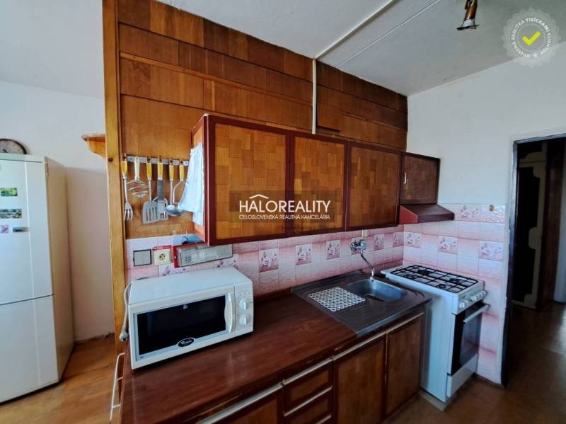 Wohnzimmer in einer 3-Zimmer-Wohnung mit Sofas, Holzboden und großen Fenstern.