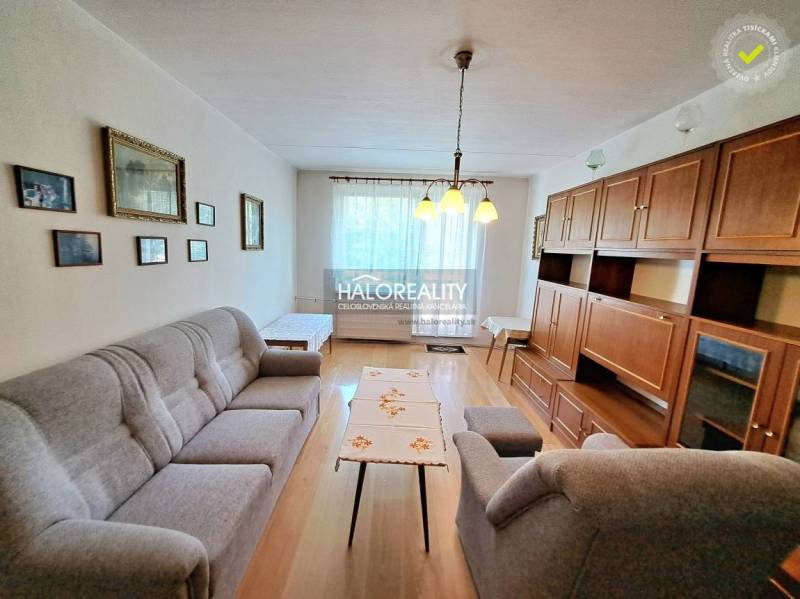 Wohnzimmer mit Licht, Holzboden und Möbeln in einer 3-Zimmer-Wohnung.