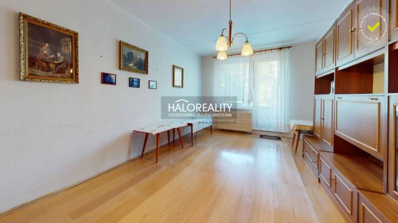 Küche in einer 3-Zimmer-Wohnung mit originaler Küchenzeile und Boden in Holzoptik.