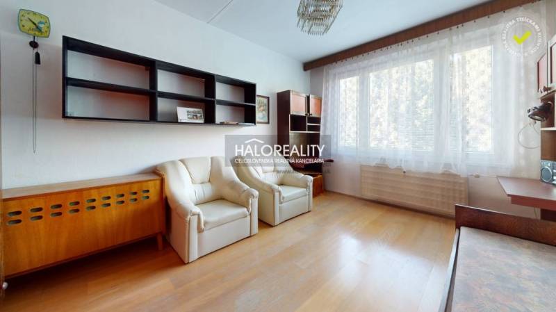 Küche in einer 3-Zimmer-Wohnung mit Holzboden und Sitzgelegenheit am Fenster.