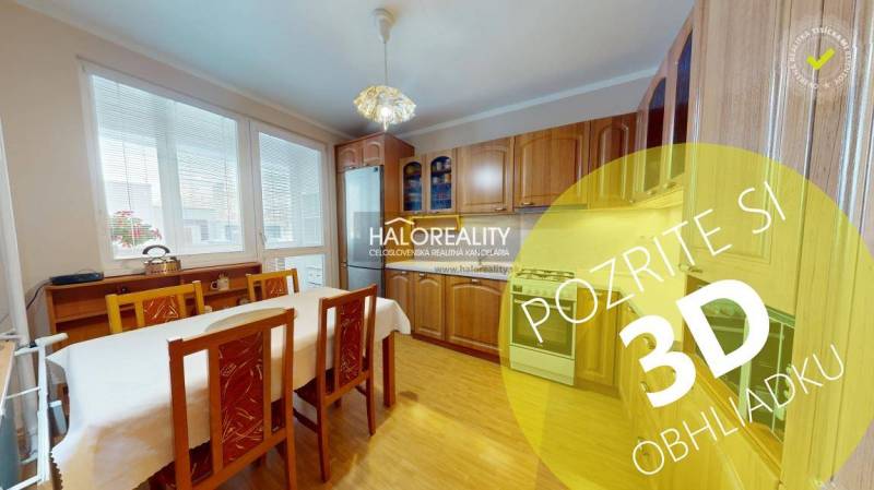 Küche in einer 2-Zimmer-Wohnung mit hellem Holzdekor und Esstisch.