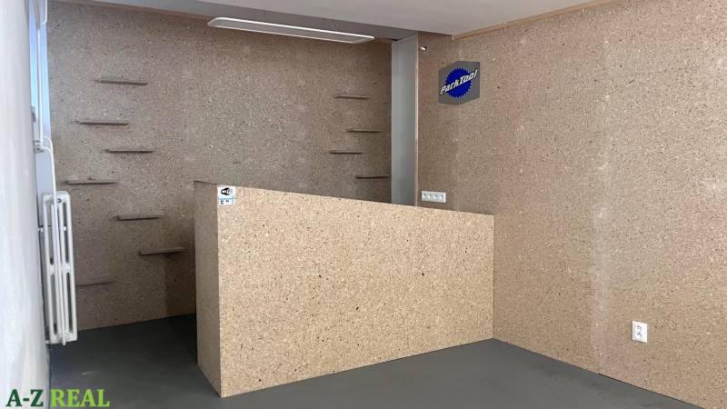 Innenraum von Geschäftsräumen mit Holzelementen und Regalen an der Wand.