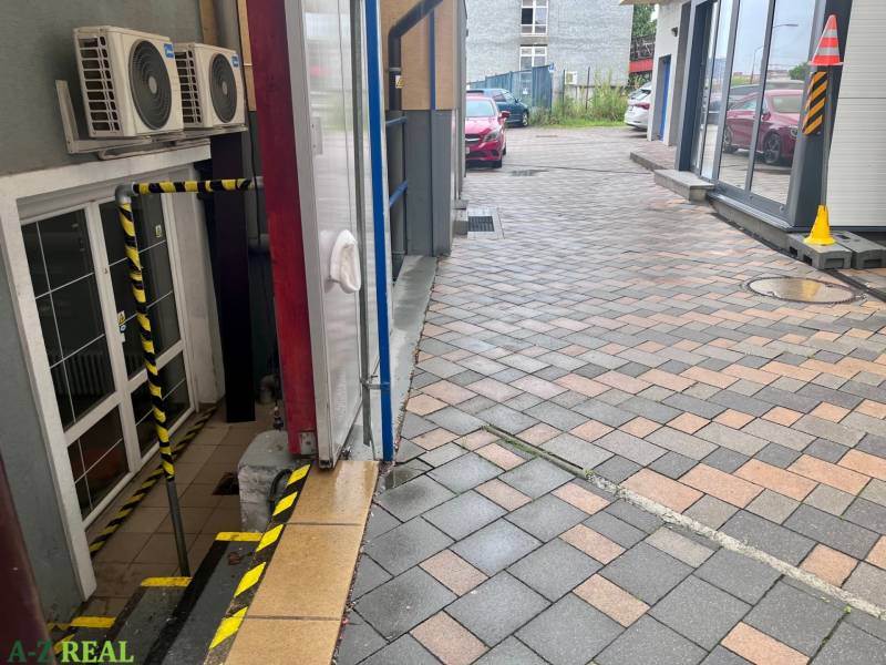 Gepflasterter Gehweg vor den Geschäftsräumen in der Račianska-Straße in Bratislava - Nové Mesto.