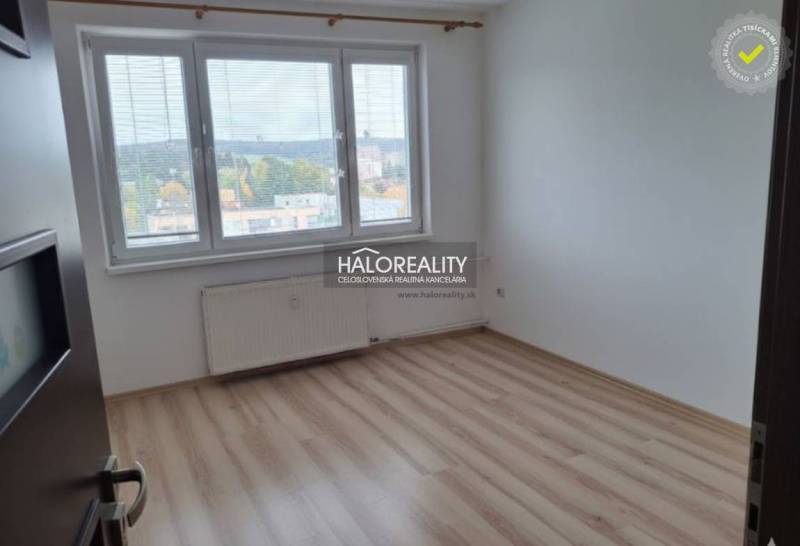 Helles Zimmer in einer 3-Zimmer-Wohnung mit Holzboden und großem Fenster.