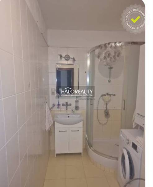 Badezimmer einer 3-Zimmer-Wohnung mit Eckdusche und Waschmaschine.