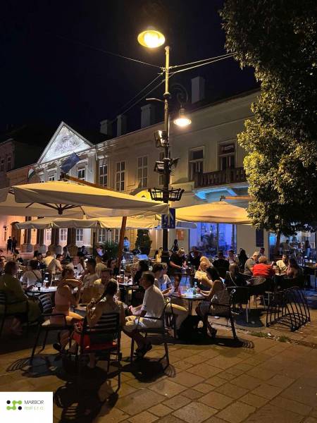 Abendstimmung in der Straße Hlavná 74 im Stadtteil Košice – Altstadt. Gastronomiebereiche.
