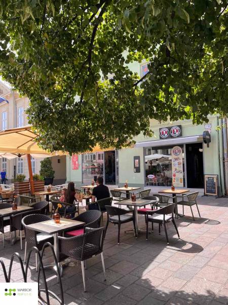 Die Terrasse des Restaurants unter den Bäumen auf der Hlavná 74 in Košice - Stadtteil Altstadt.